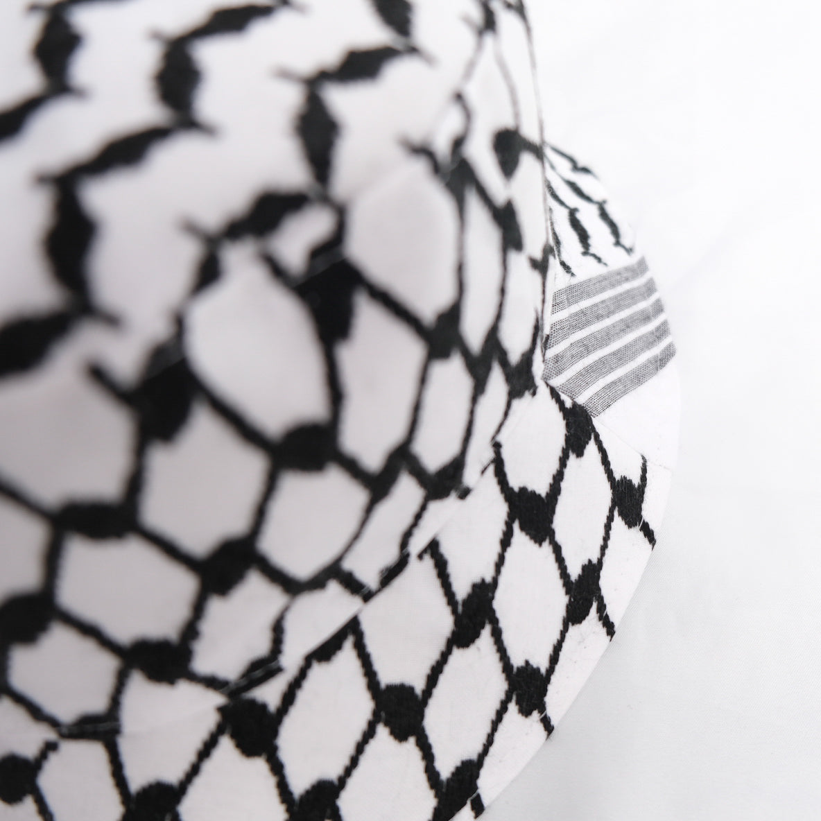 KEFFIYEH BUCKET HAT WHITE/BLACK